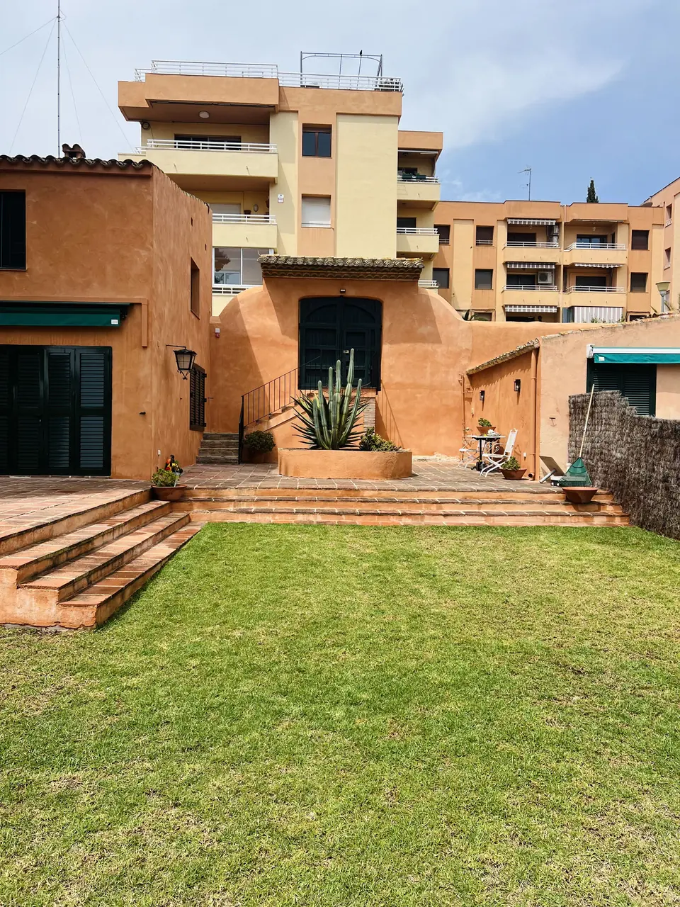 Jardín de césped natural frente a una casa de Altafulla mantenido por nuestro equipo